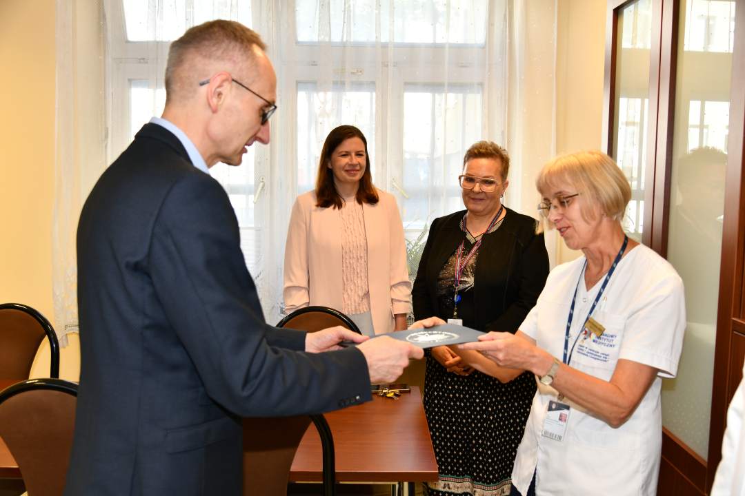 Anna Piotrowska-Wróbel odbiera dokument z nominacją od Dyrektora WIM-PIB.