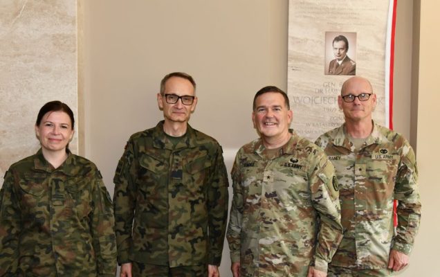 Przedstawiciele US Army razem z Grzegorzem Gielerakiem oraz Agatą Będzichowską na wspólnym zdjęciu.