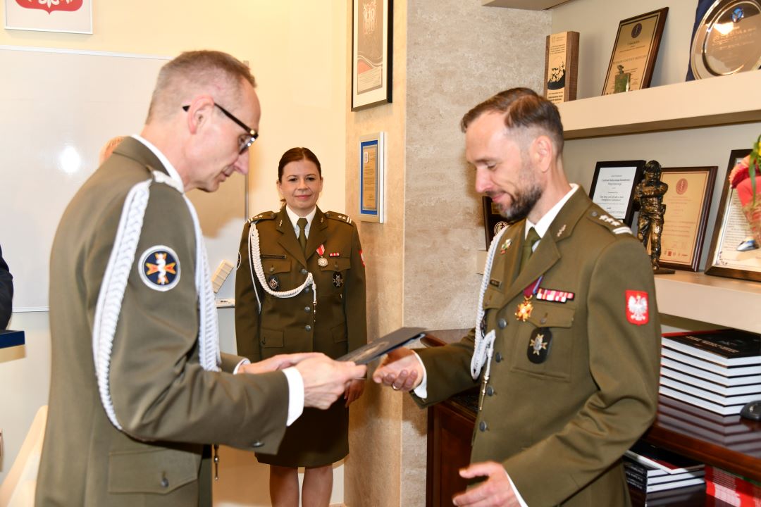 Pożegnanie z mundurem: Artur Bachta i dyrektor WIM podczas pożegnania