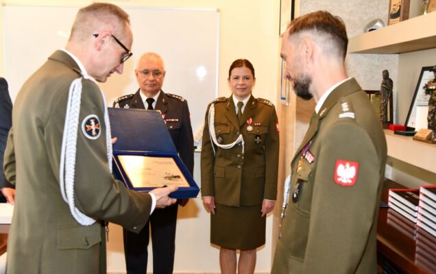 Pożegnanie z mundurem: Artur Bachta i dyrektor WIM podczas pożegnania