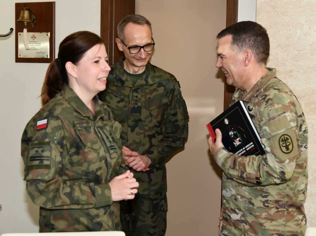 Dyrektor WIM, Pani Komendant WIM oraz przedstawiciel US Army rozmawiają w sali konferencyjnej.