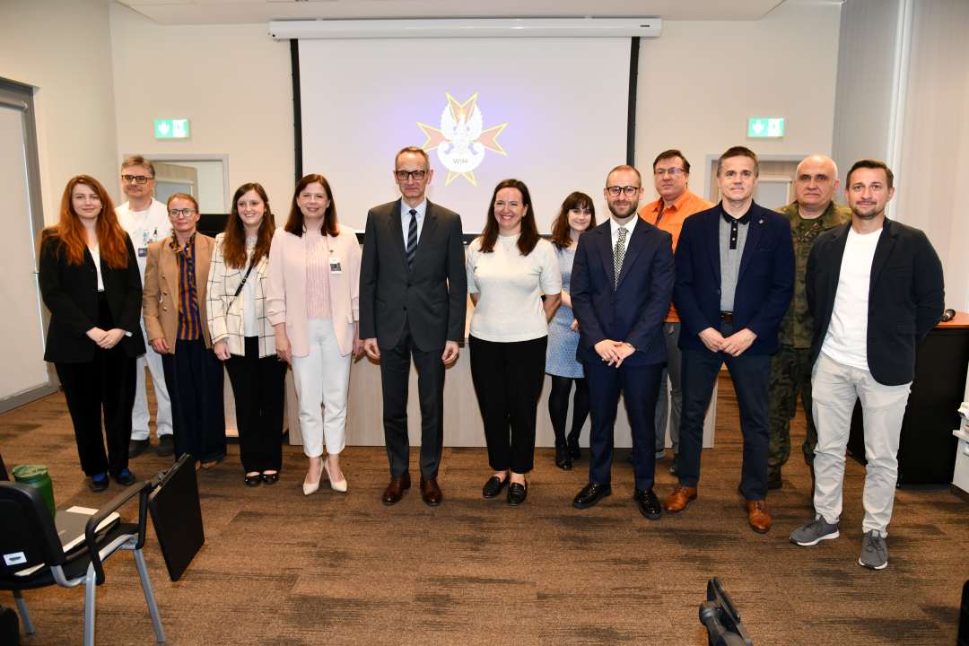 Zdjęcie grupowe przedstawicieli brytyjskiego departamentu zdrowia i opieki społecznej z Grzegorzem Gielerakim i pracownikami WIM-PIB.