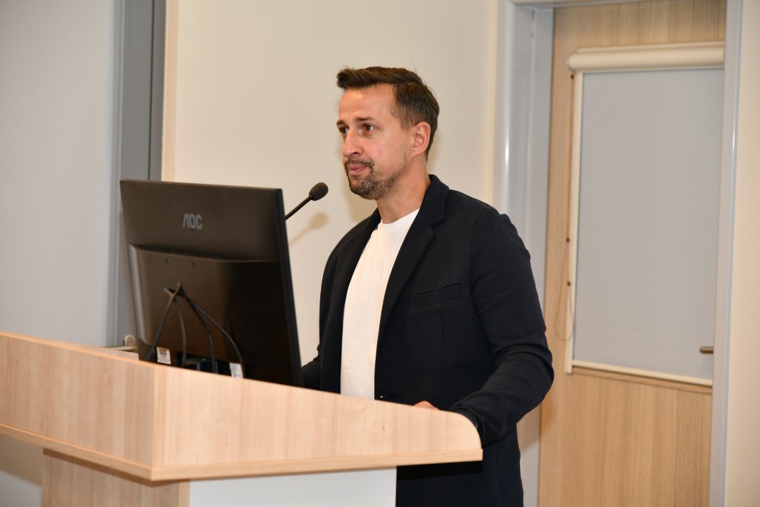Paweł Wiktorzak przy mównicy.