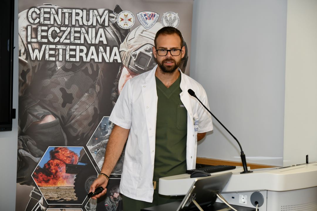 Prelegent prowadzi prezentację 