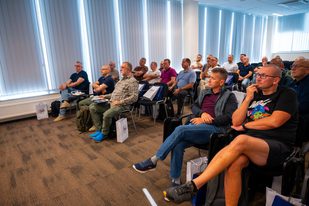 XIII edycja „Misja Zdrowie”, uczestnicy programu oglądają prezentację.