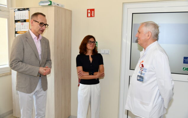 Nowa kierownik Ewa Więsik-Szewczyk razem z Witoldem Tłustochowiczem, dyrektor WIM rozmawia z poprzednim kierownikiem kliniki.