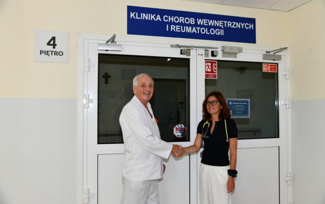 Pod wejściem do Kliniki Chorób Wewnętrznych i Reumatologii, prof. dr. hab. n. med. Witold Tłustochowicz podaje rękę dr hab. n. med. Ewie Więsik-Szewczyk przekazując jej swoje obowiązki.