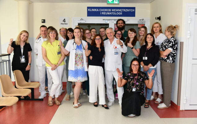 Pracownicy Kliniki Chorób Wewnętrznych i Reumatologii stoją zadowoleni w grupie.