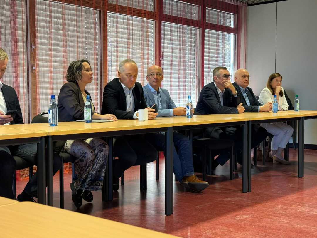 Uczestnicy spotkania siedzący przy stole.