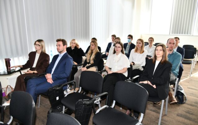 Uczestnicy słuchają wykładu na Inauguracji.