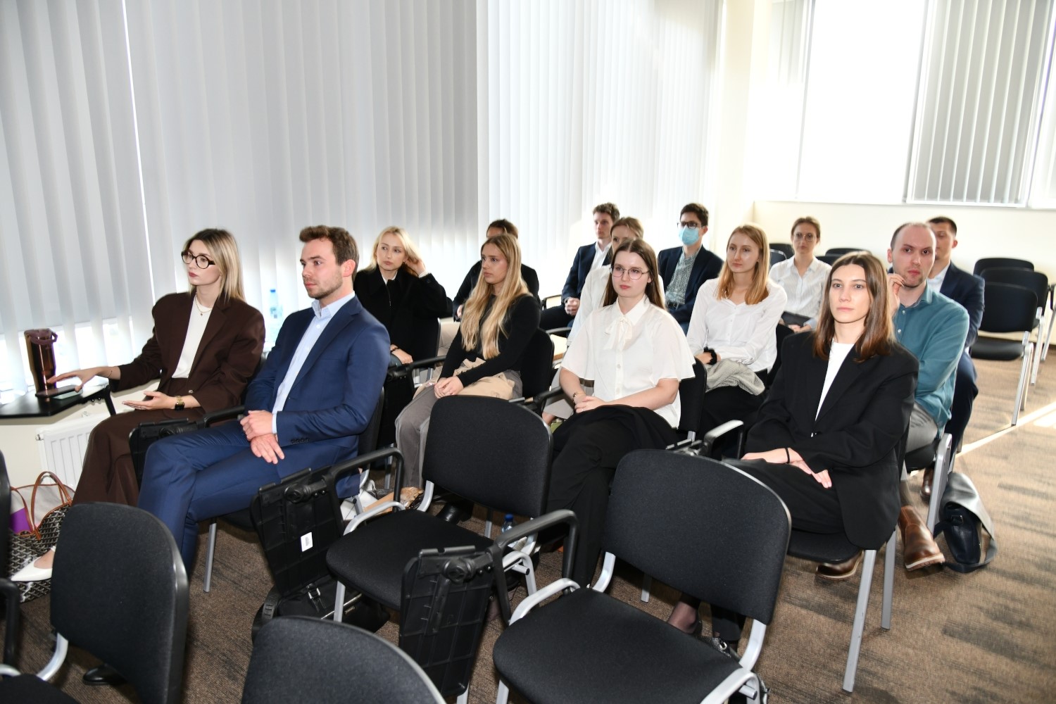 Uczestnicy słuchają wykładu na Inauguracji.