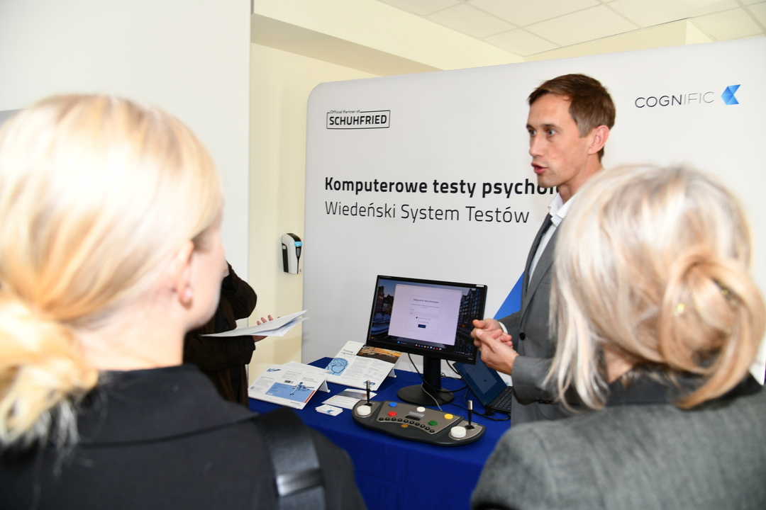III Konferencja Psychiatryczna, pokazywanie nowego sprzętu do testów psychologicznych
