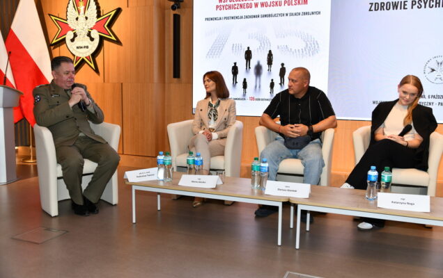 Sesja 3, Robert Tworus z mikrofonem, obok Marta Górska oraz inni goście Konferencji