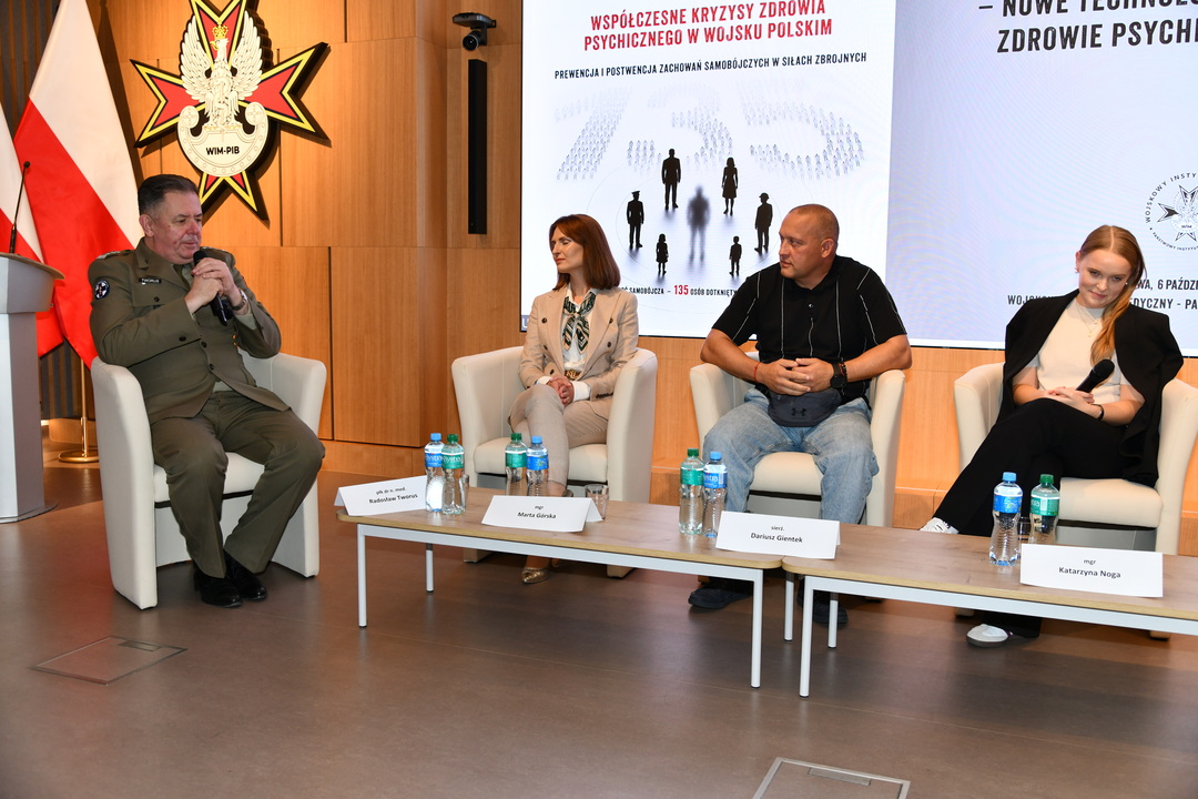 Sesja 3, Robert Tworus z mikrofonem, obok Marta Górska oraz inni goście Konferencji