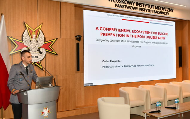 Carlos Casquinha, gość Konferencji, przy mównicy, obok niego slajd prezentacji