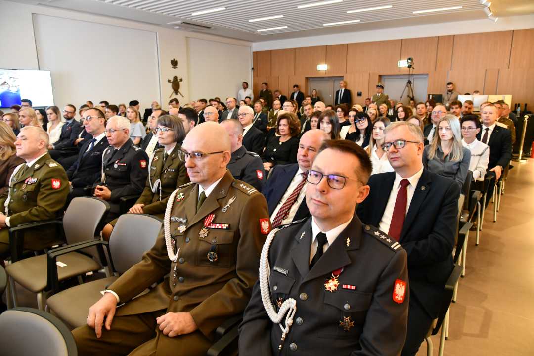 Siedzący w auli WIM goście i pracownicy Instytutu.