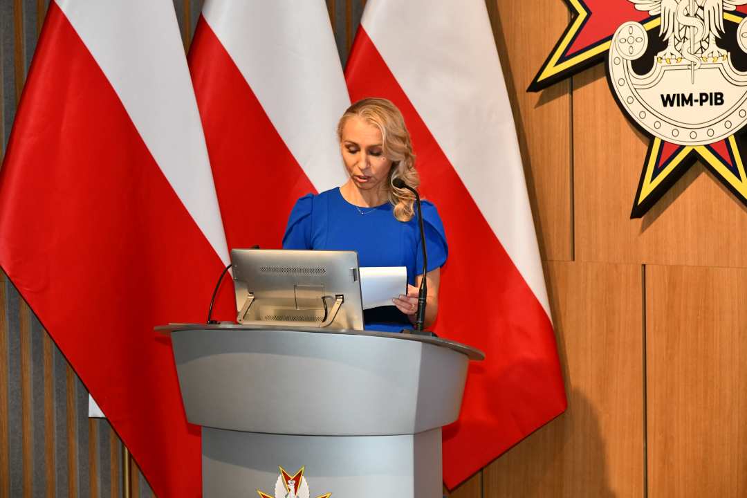 Małgorzata Złotkowska, kierownik Biura Dyrektora, Główny specjalista ds. komunikacji wewnętrznej prowadzi uroczystość.