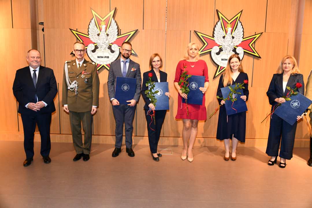 Zdjęcie grupowe laureatów z Dyrektorem WIM-PIB.