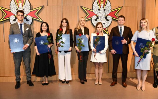 Zdjęcie grupowe laureatów z dyplomami.