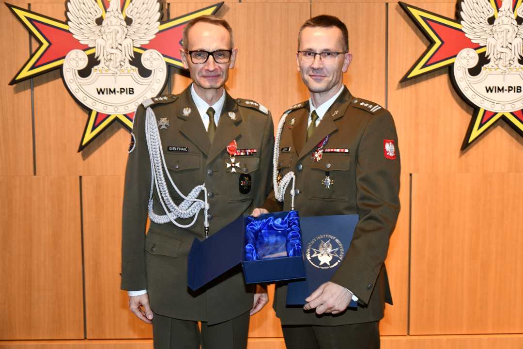 Dyrektor WIM-PIB pozuje do zdjęcia z laureatem nagrody.