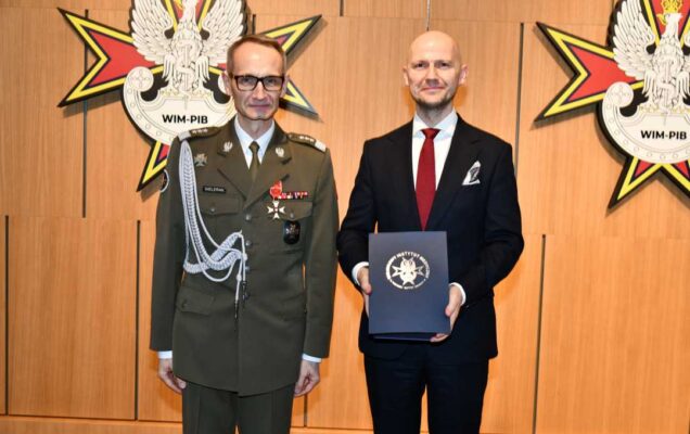 Grzegorz Gielerak pozuje z laureatem do wspólnego zdjęcia.