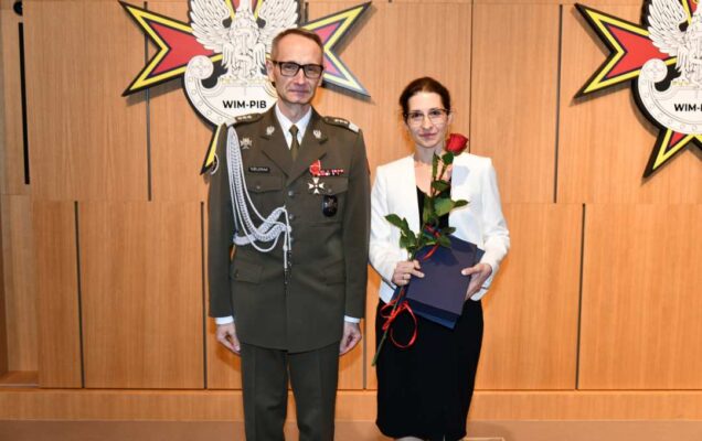 Grzegorz Gielerak pozuje z laureatką do zdjęcia.