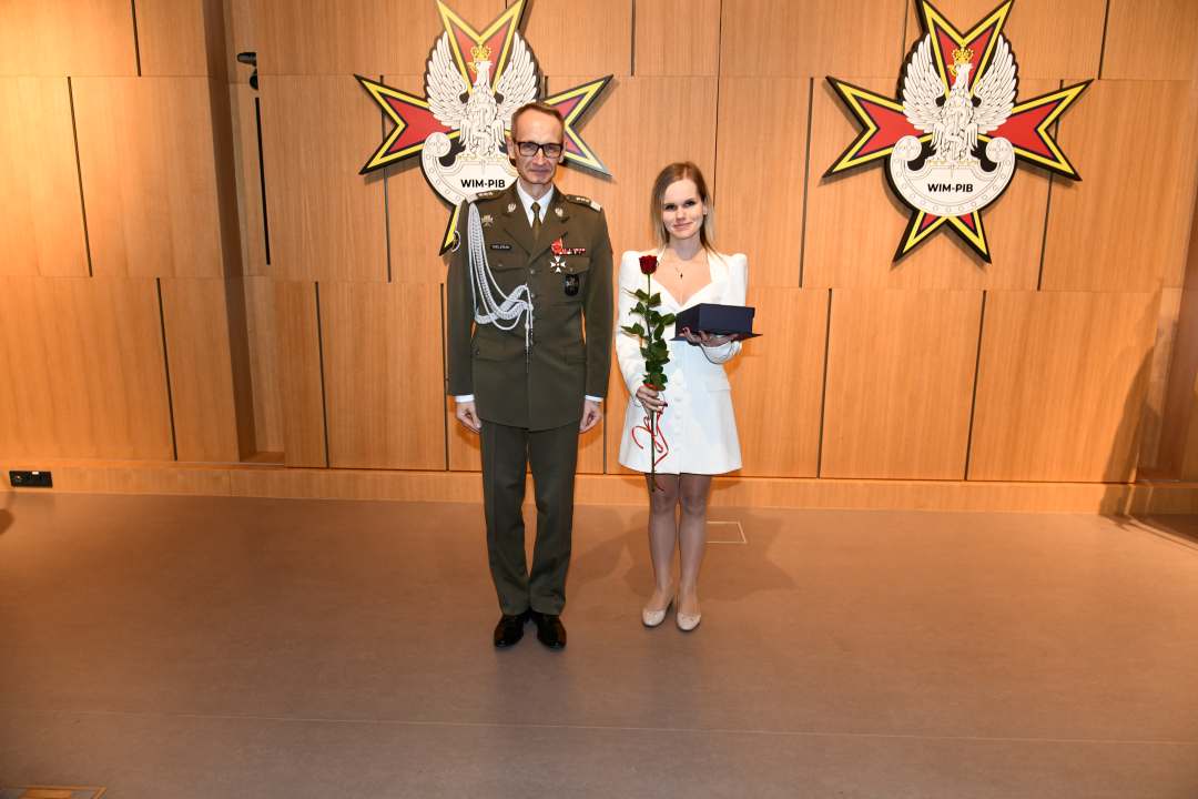 Grzegorz Gielerak pozuje z laureatką do zdjęcia.