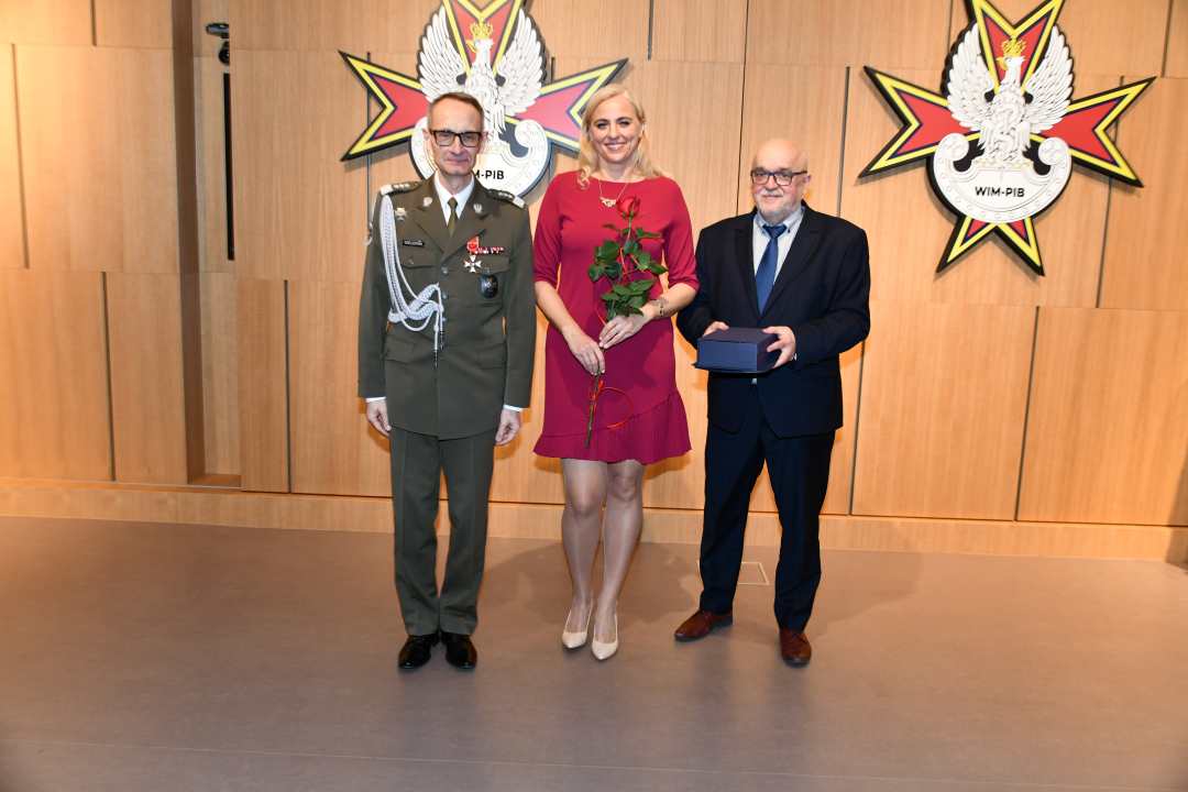 Dyrektor WIM-PIB pozuje do zdjęcia z laureatami.