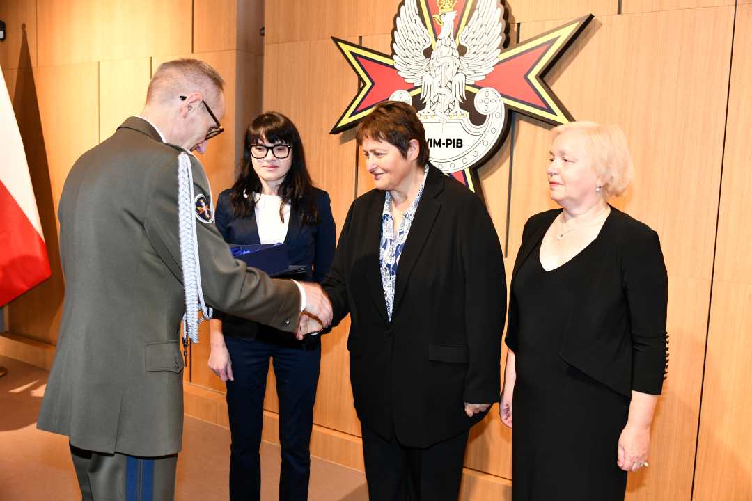 Dyrektor WIM wręcza nagrodę Agnieszce Woźniak-Kosek, Lucynie Drążek i Anecie Guzek.