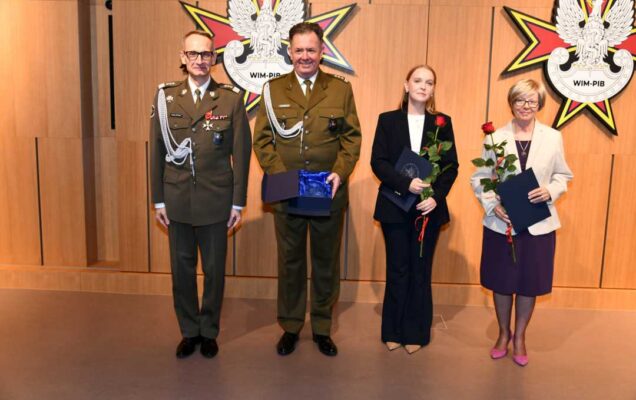 Grzegorz Gielerak pozuje do zdjęcia z Radosławem Tworusem i jego współpracownikami.