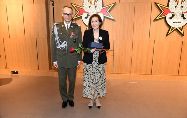 Dyrektor WIM-PIB pozuje do zdjęcia z laureatką.