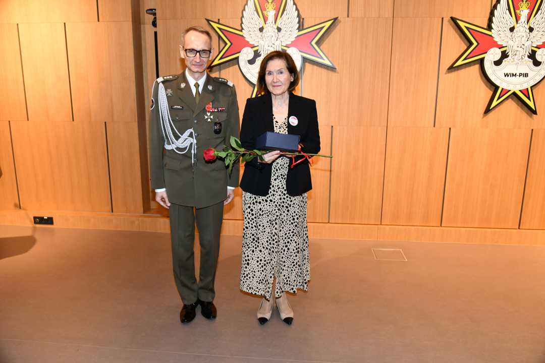 Dyrektor WIM-PIB pozuje do zdjęcia z laureatką.