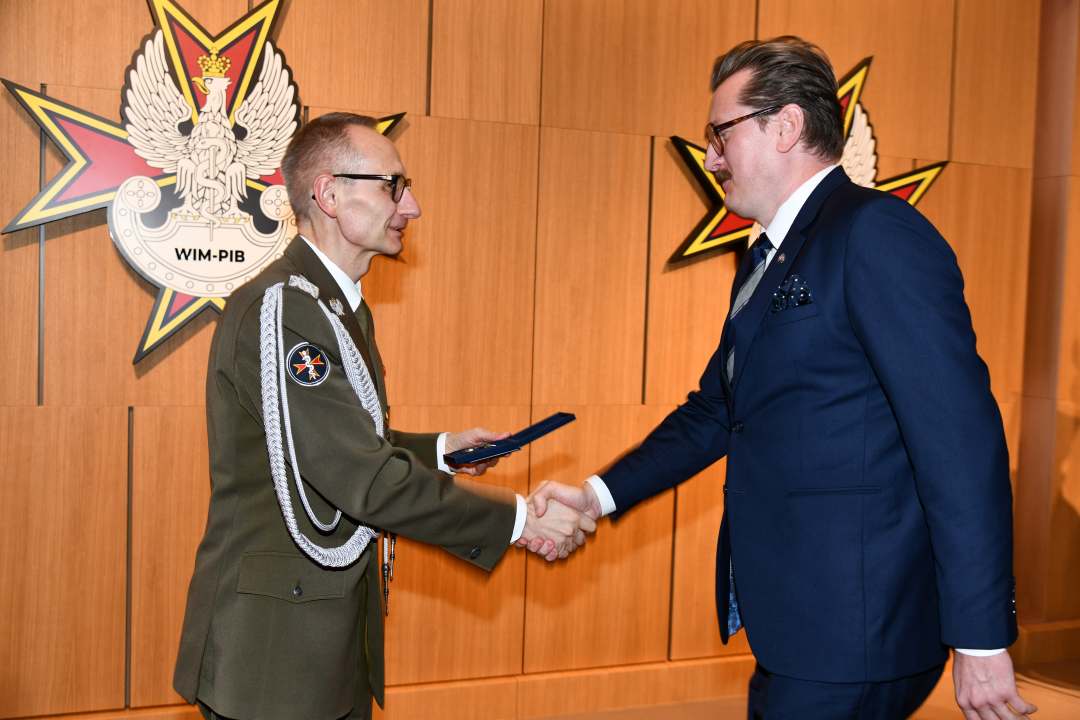 Dyrektor WIM-PIB wręcza laureatowi dyplom.
