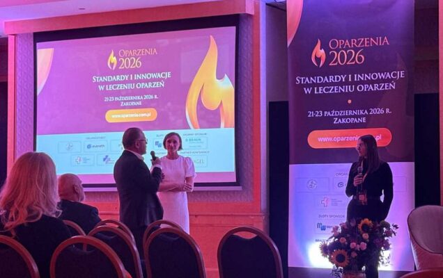 Prezes Polskiego Towarzystwa Leczenia Oparzeń, konsultant Kliniki Chirurgii Plastycznej Rekonstrukcyjnej i Leczenia Oparzeń WIM-PIB dr hab. n.med. Andrzej Krajewski podczas dyskusji po wystąpieniu mgr Doroty Mastalskiej i dr hab.n.med. Agnieszki Surowieckiej