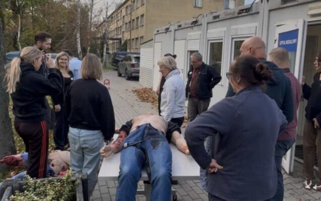 Fantom rannego na noszach w plenerze przed budynkiem WIM