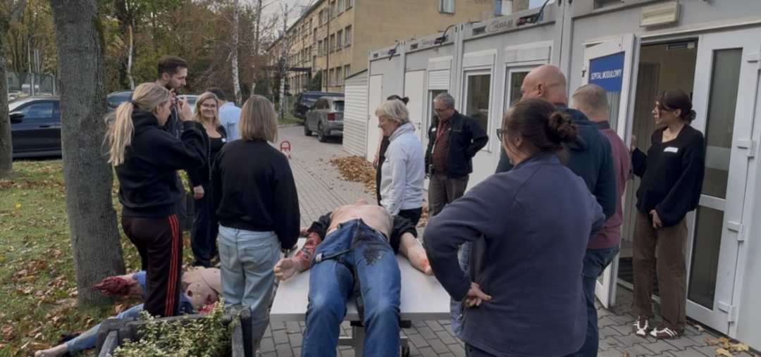 Fantom rannego na noszach w plenerze przed budynkiem WIM